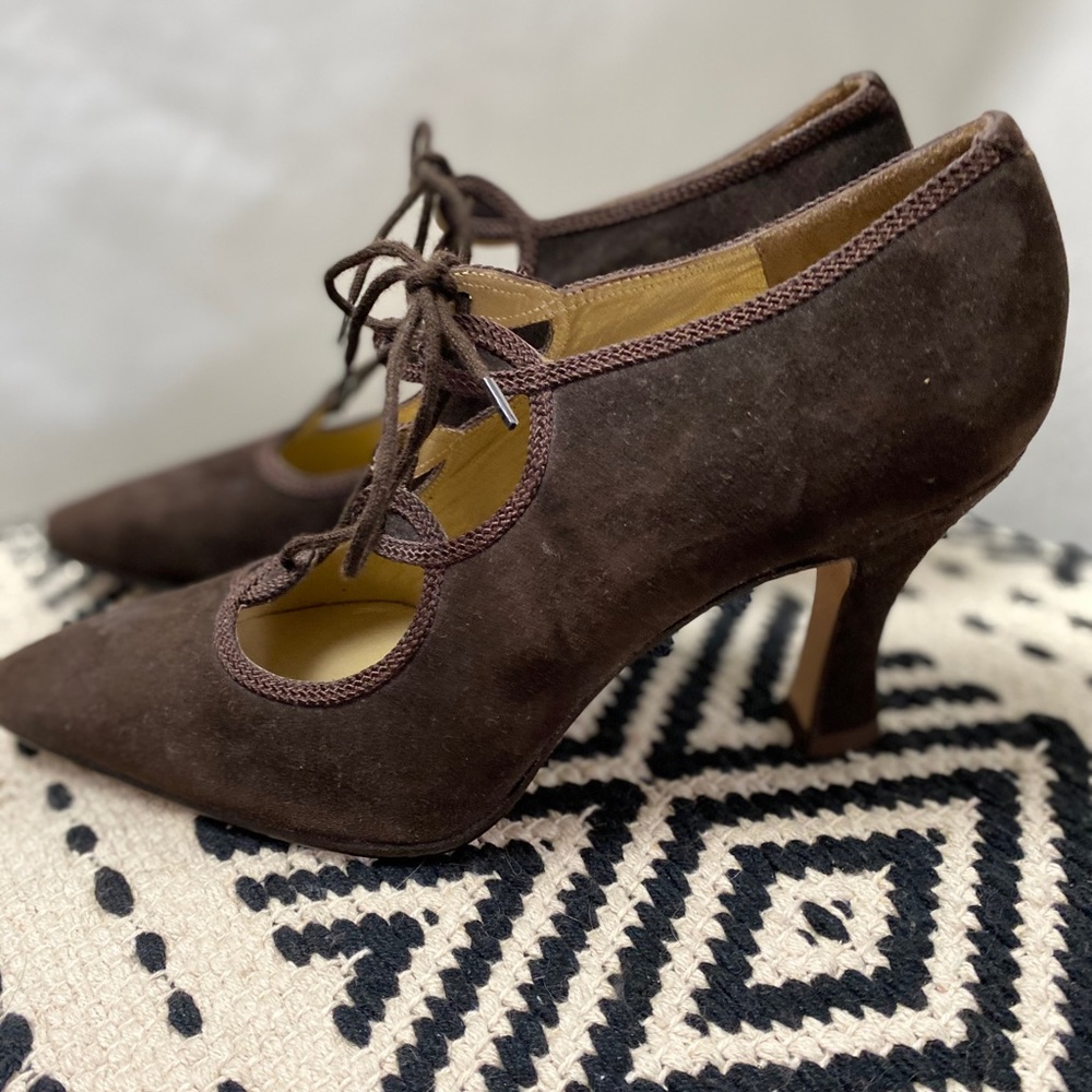 MARTINEZ VALERO chocolate suede heels.
